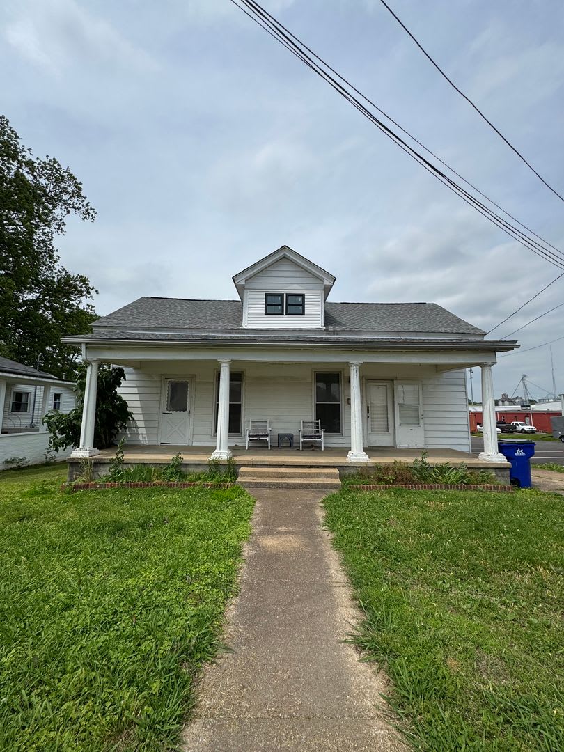 2 Bed 1 Bath Home Near Campus!!