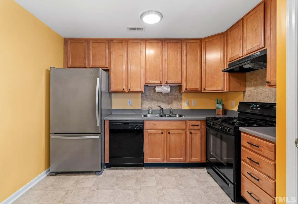 Room in 3 Bedroom Home at Ivory Run Way