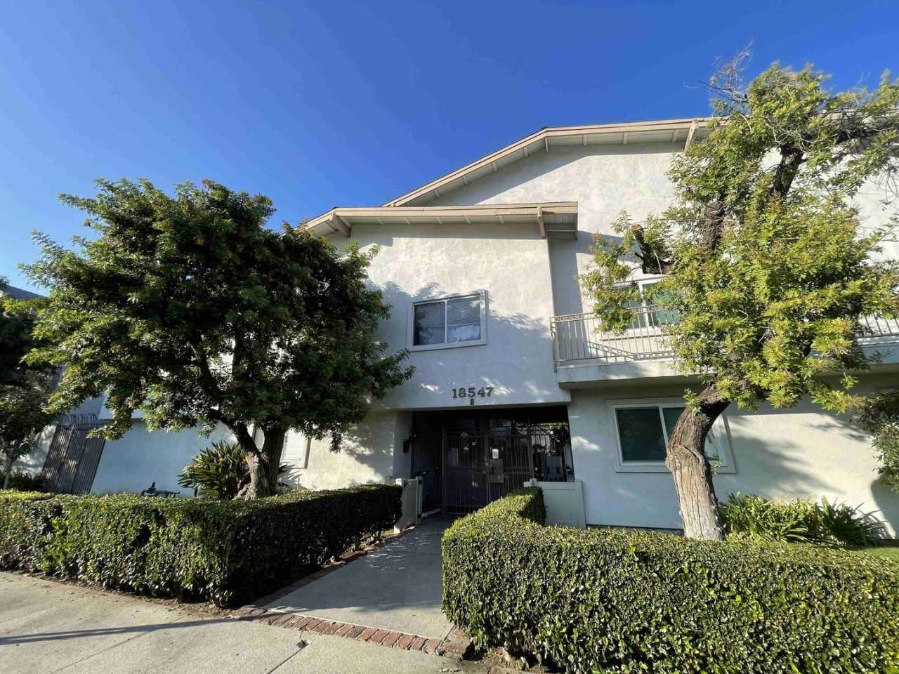 COMPLETELY UPDATED ONE BEDROOM APARTMENT IN TARZANA!