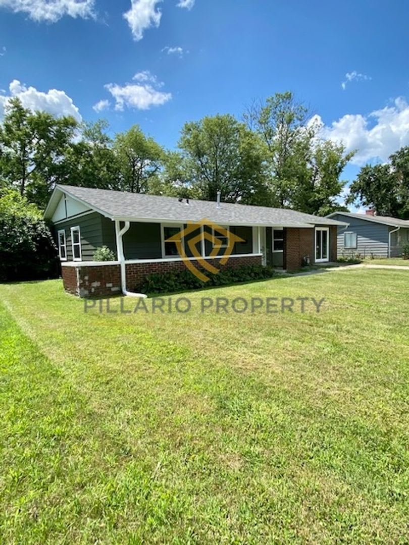 Devington, 1950s Ranch on the East Side with 4 Bedrooms and 1 Bathroom – Move-In Ready!