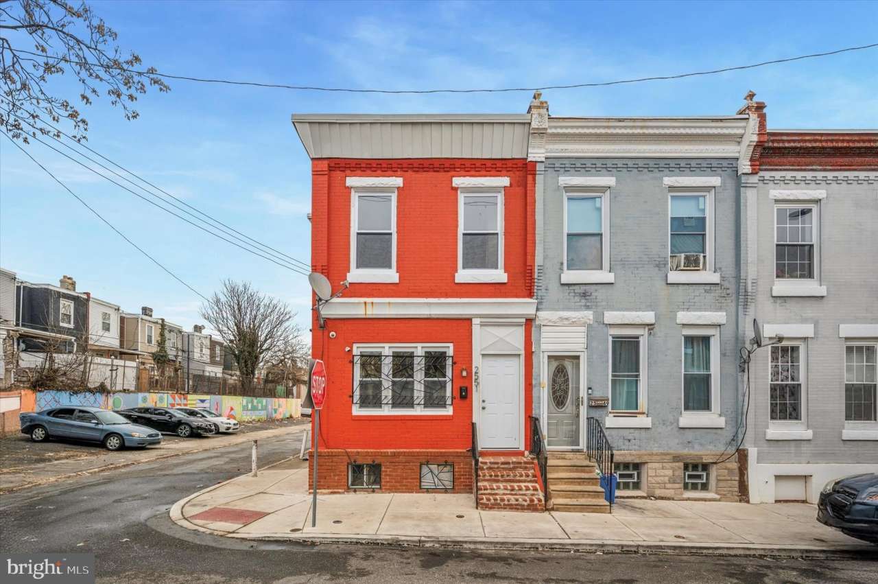 2551 N DOUGLAS STREET