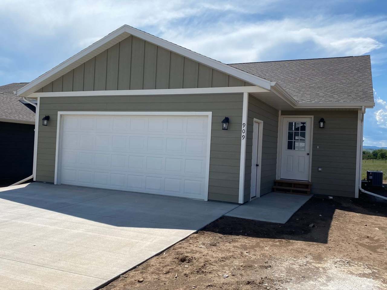4 BEDROOM | 2 BATH | DOUBLE GARAGE | RAPID VALLEY
