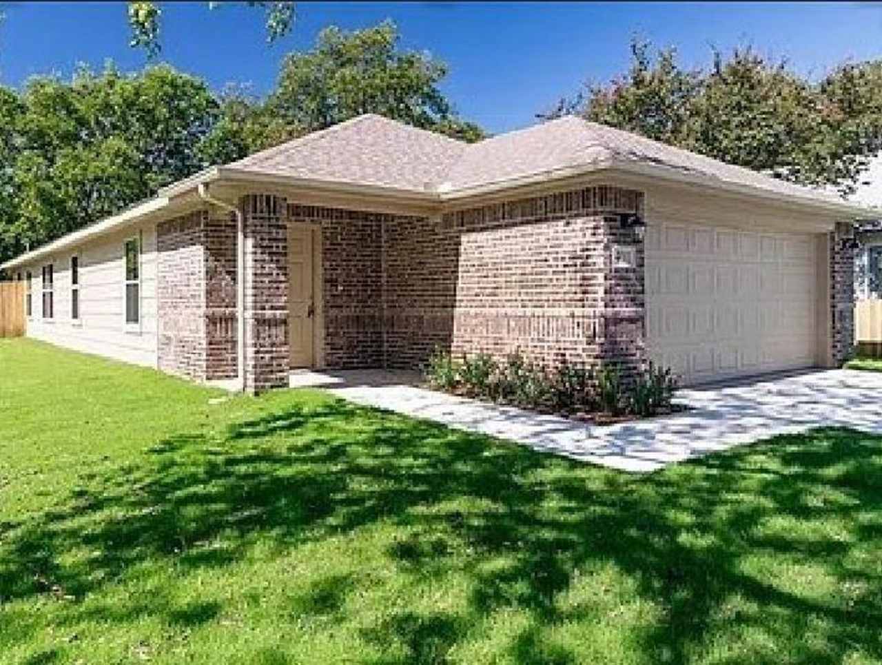 Spacious 3 bedroom, 2 bath available!