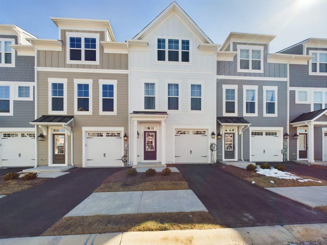 Three story townhome in Preston Lake!!!