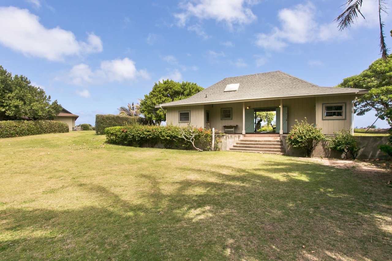 Oceanfront Cottage w/Panoramic Views, Yard,  Private Beach Access. Waipuna