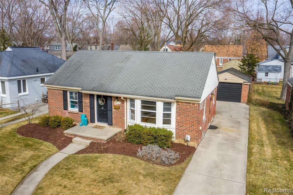 2455 Buckingham Avenue