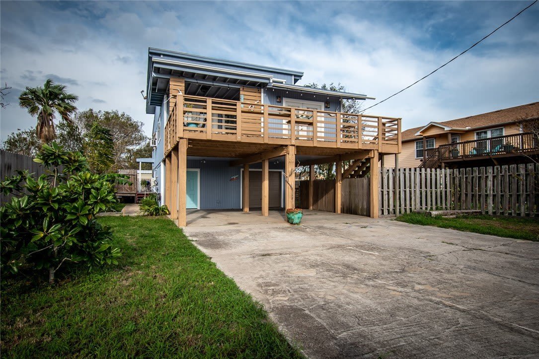 938 E Lakeside Drive