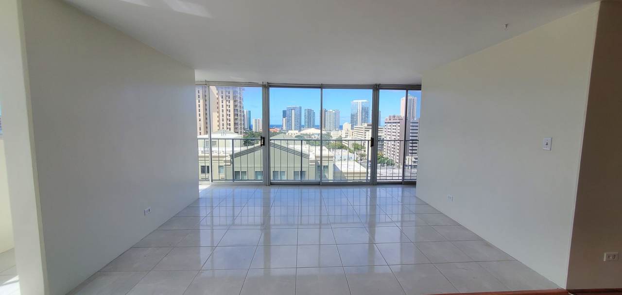 AVAILABLE NOW! Spacious and bright 2 bed, 2 bath, 1 parking unit on Ward Ave