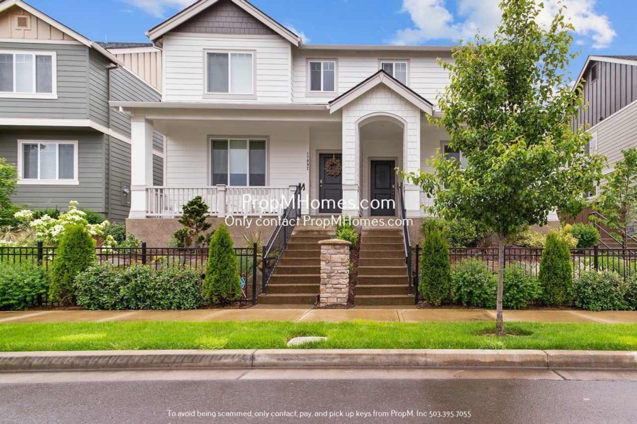 Charming Three Bedroom Townhome In Happy Valley - FREE PET RENT