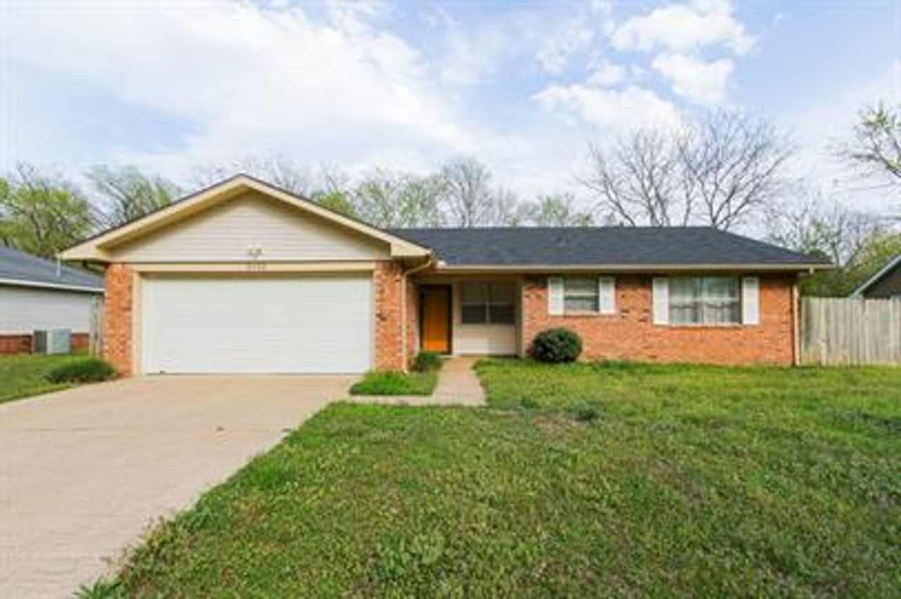 Come check out this spacious home in South Fayetteville!