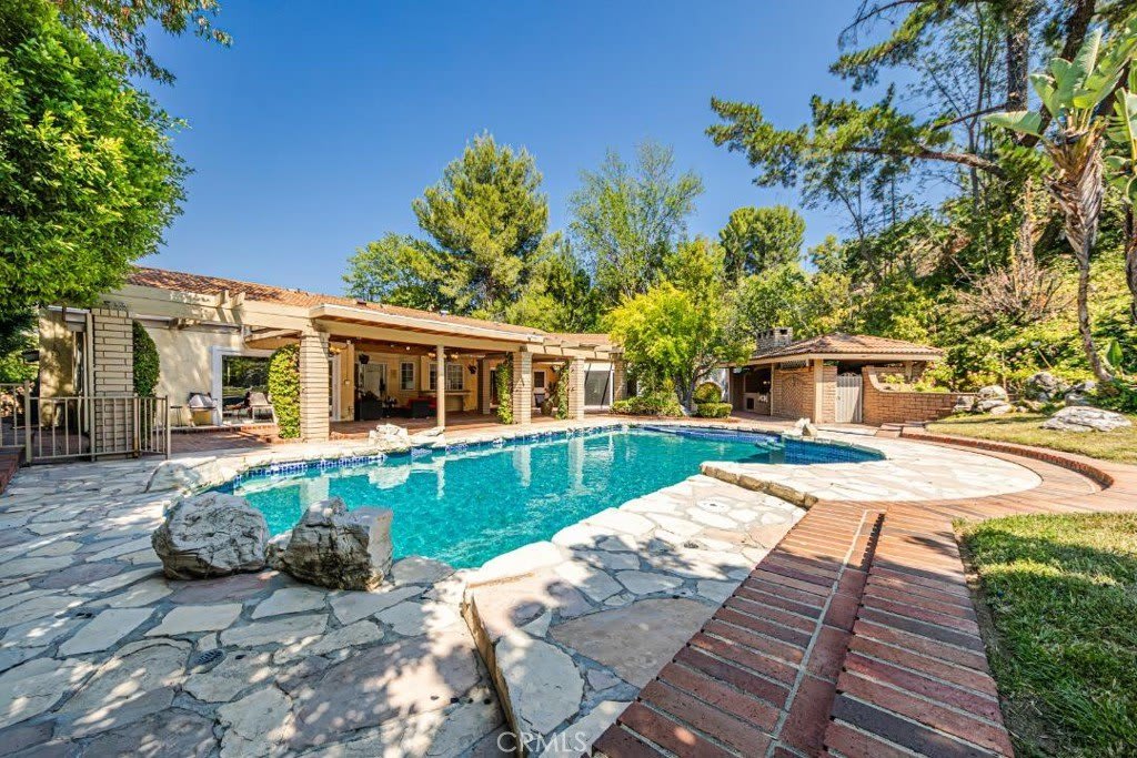 18022 Lake Encino Drive