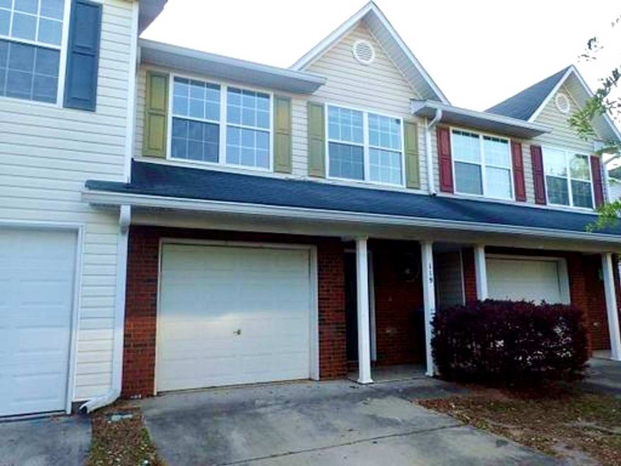 Enjoy this beautifully updated 3 Bed/2.5 Bath Townhome **Military Discount Available**20% OFF 1st MONTH**
