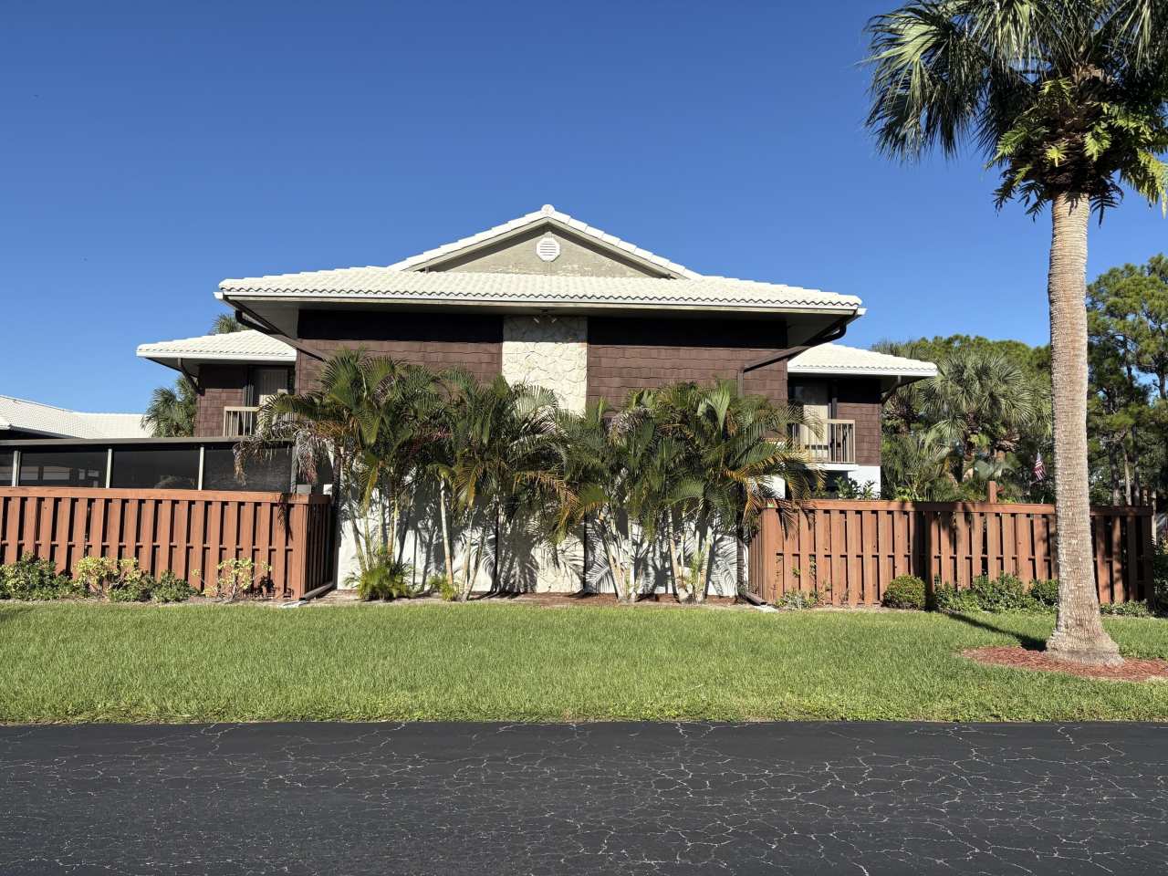 203 SE Camelot Gardens Boulevard