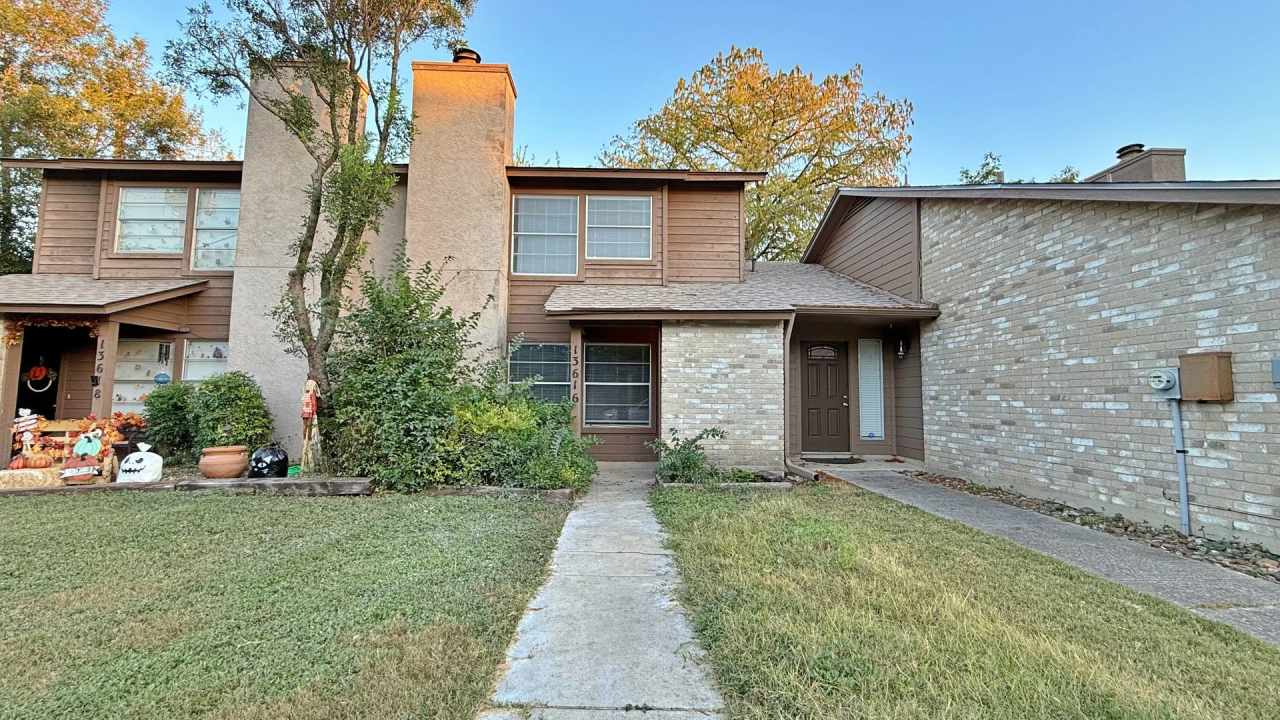 2 Bedroom Townhome available for Immediate Move In!