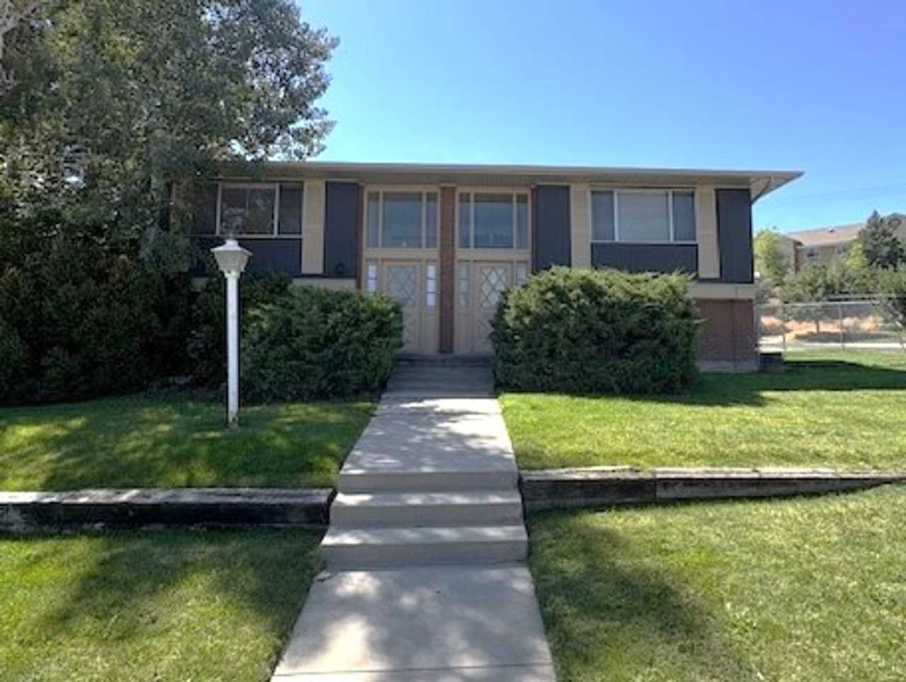 3 Bedroom Townhome in Sandy!