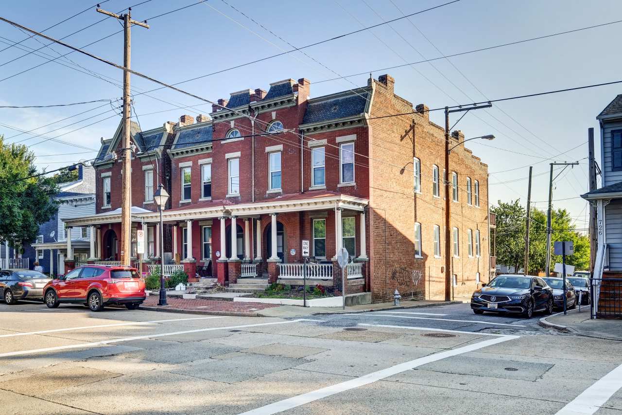 800 West Clay Street - B upstairs