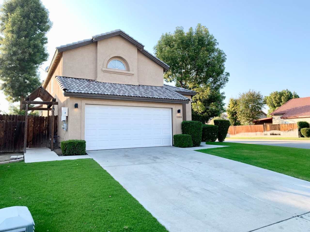 2 story 3 bed in Northwest Bakersfield with Solar - $2400 + $130 Solar Fee