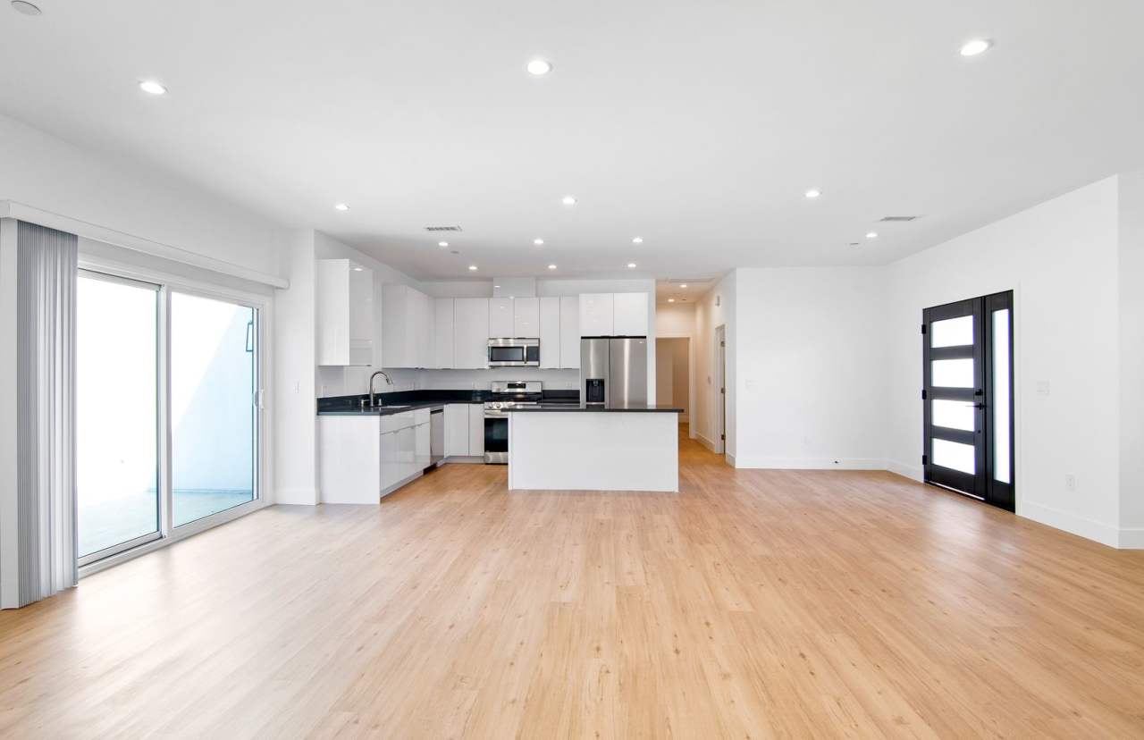 Modern 5 bedroom House for lease in Northridge