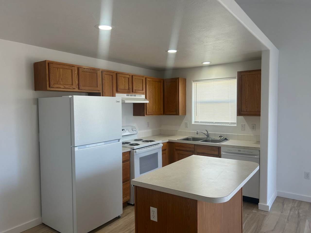 * $1,000 MOVE IN SPECIAL FIRST MONTH RENT *