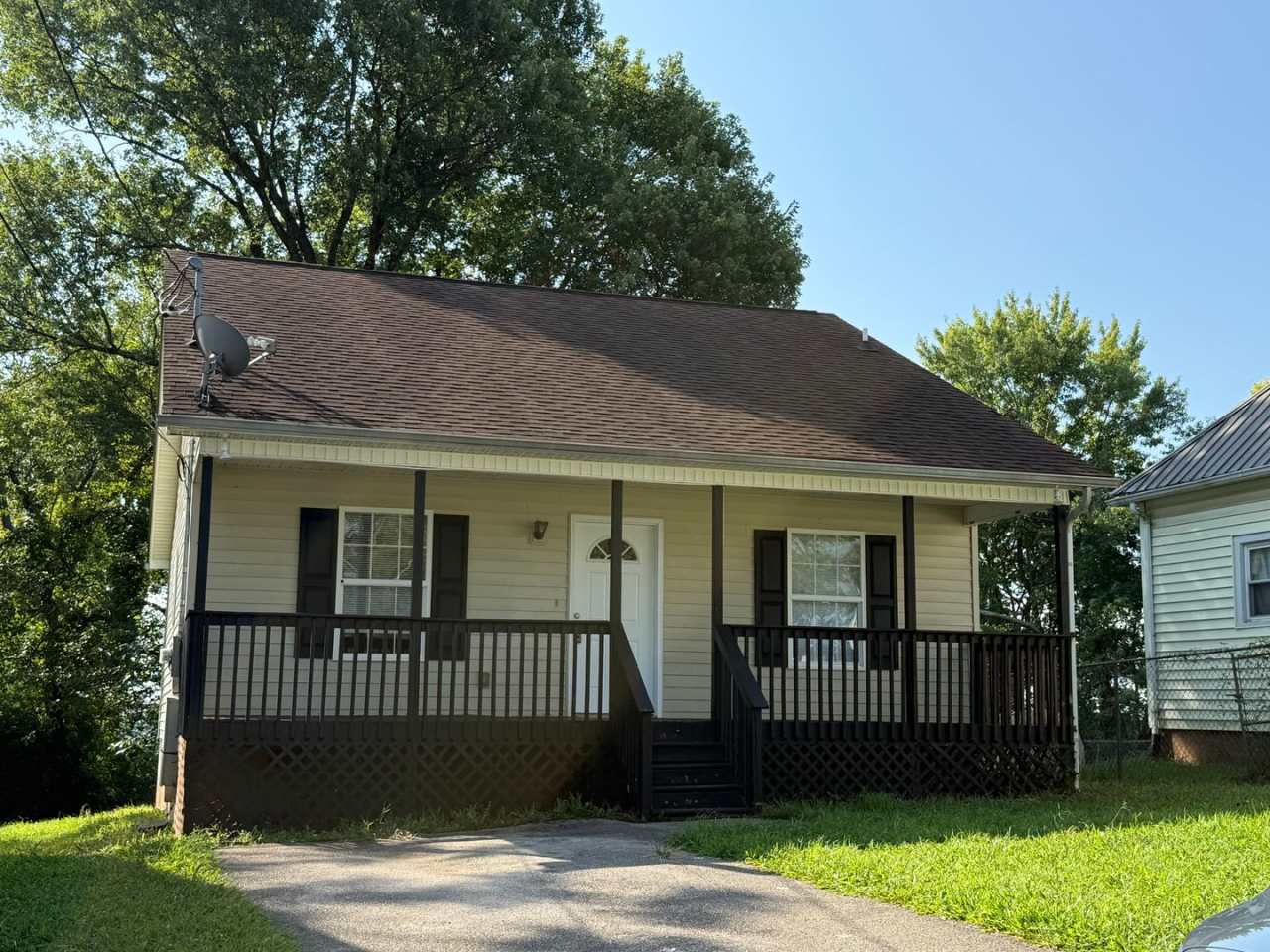 Charming 3 bedroom 2 bath bungalow- brand new refrigerator!