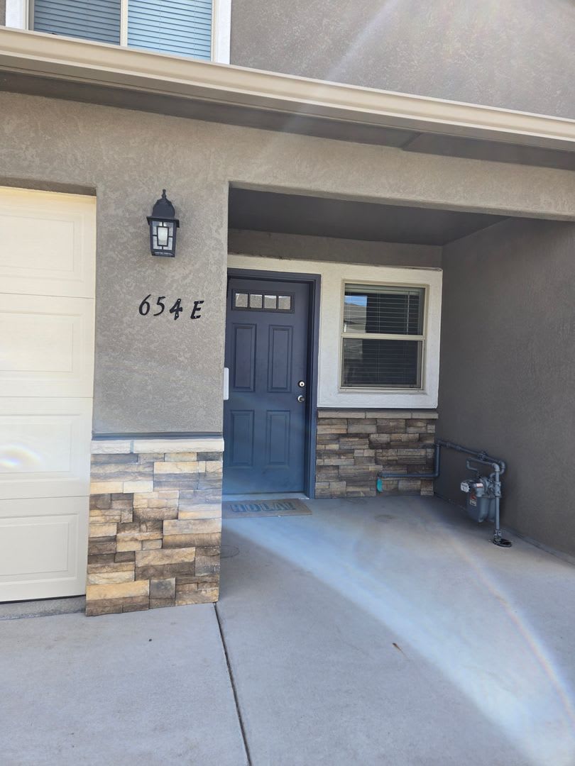 Newer Townhome Close to Shopping