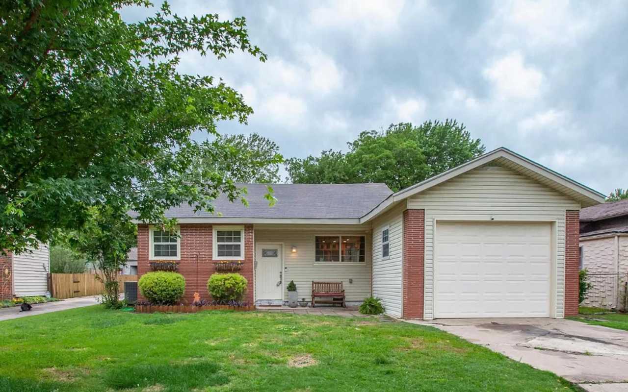 Charming 2 Bed, 1 Bath Home with Great Amenities