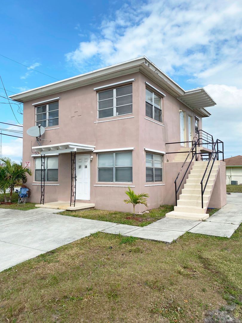 Spacious 2 Bedroom/ 1 Bath Available NOW!