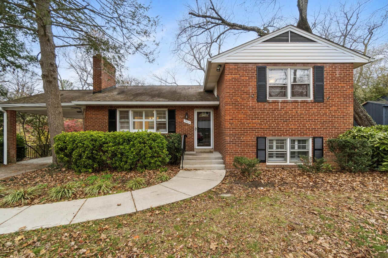 Charming 4BR/2BA Home for Rent in McLean!
