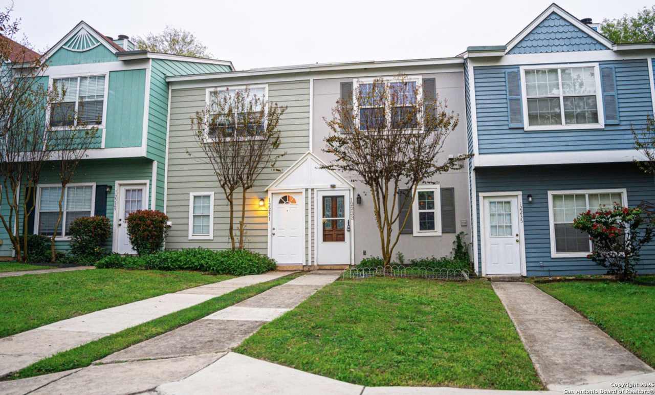 12231 Magnolia Blossom