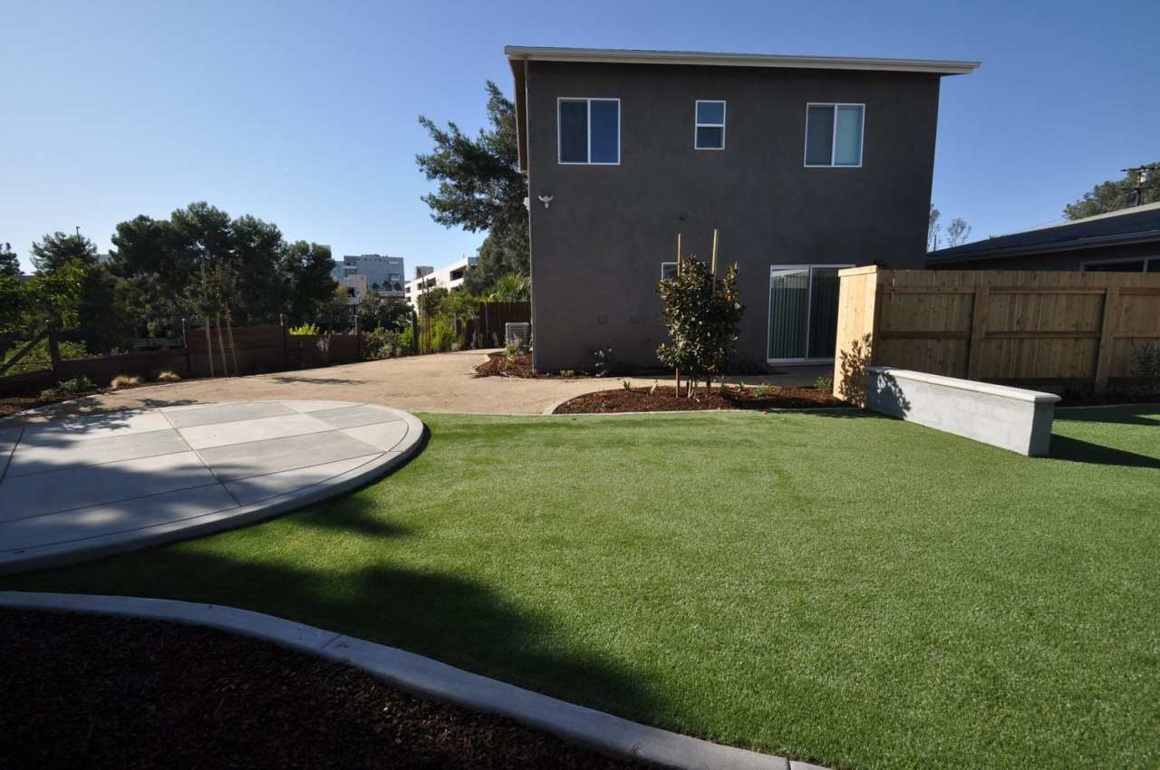 4BD/2BA, Great Yard!