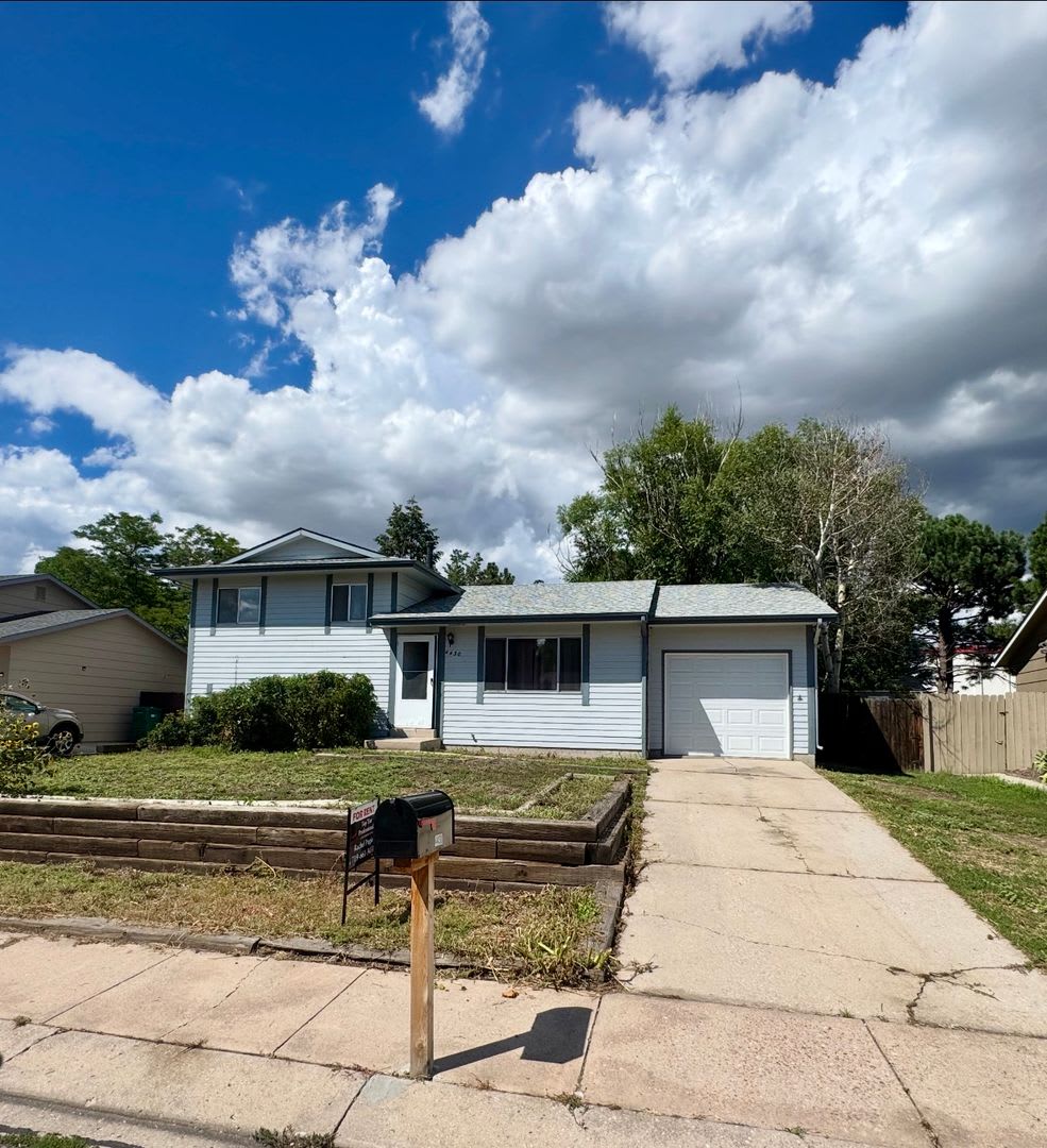 Lovely 3 bedroom 2 bath in North Colorado Springs