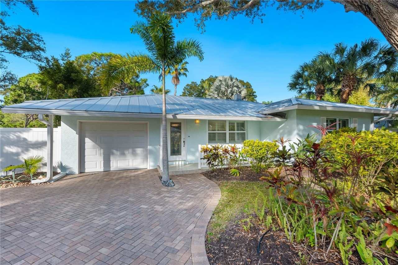 2207 CLEMATIS STREET