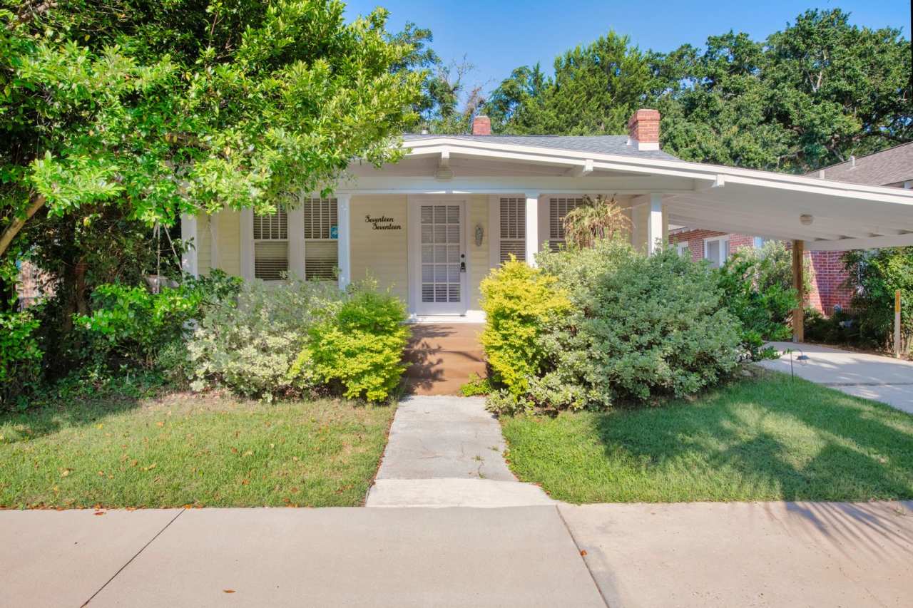 East Hill Cottage Available December 8th!