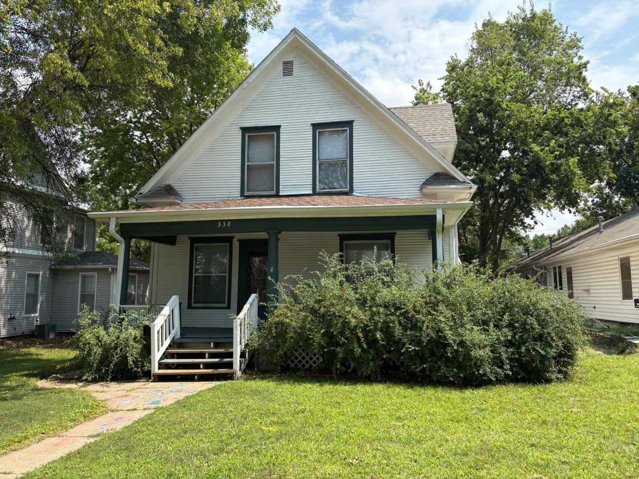 Charming 3-Bed Home with Spacious Layout  Large Backyard