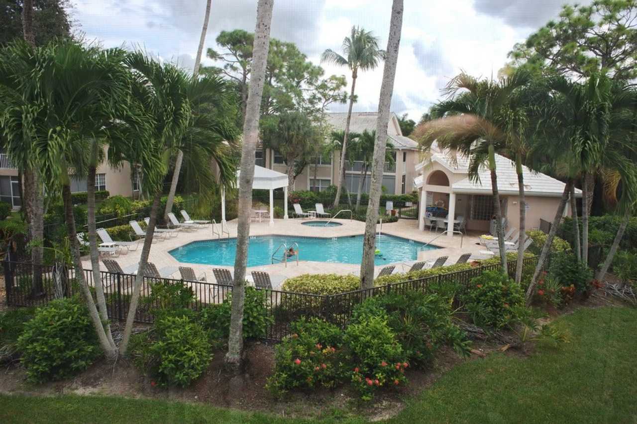 OFF-SEASON 2024 : 2 Bedroom 2 Bath Furnished Rental in Vanderbilt Lakes