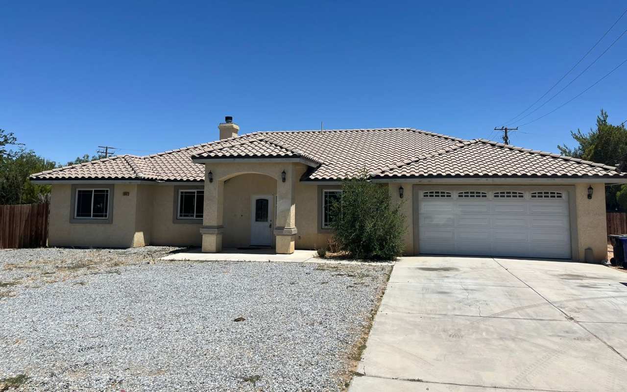 4 bedrooms 2 bathroom home in Apple Valley!