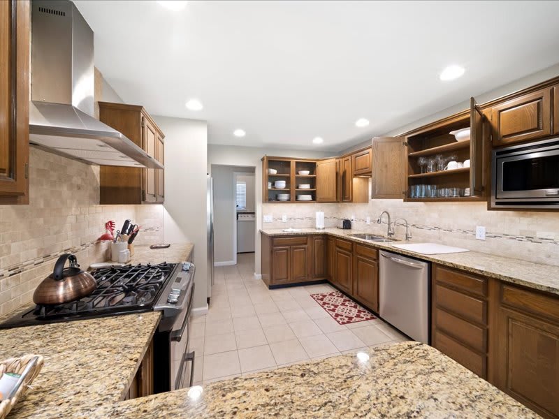 1206 Oakwood Dr