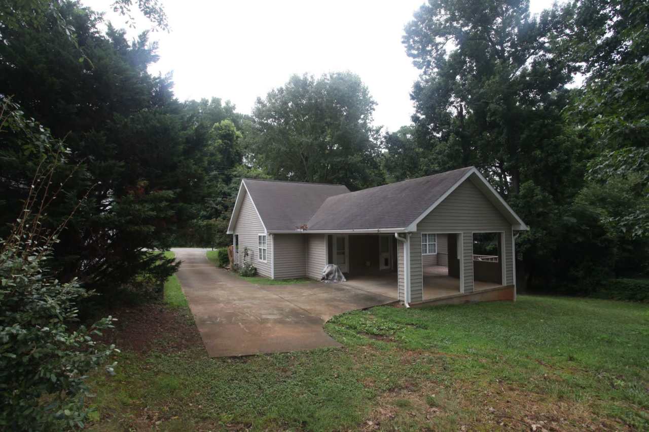 3 Bedroom/ 2 Bathroom Home!