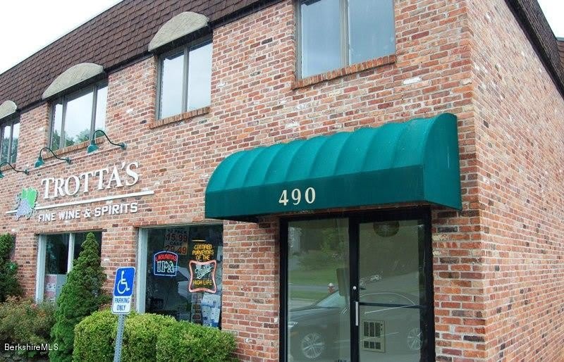 490 Main St
