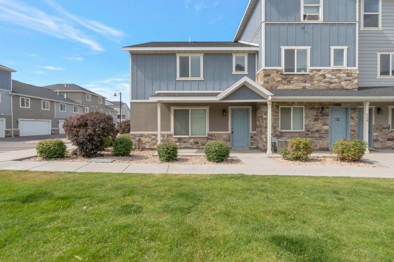 Awesome 2 Story Townhome in Vineyard w/ attached 2 car garage!