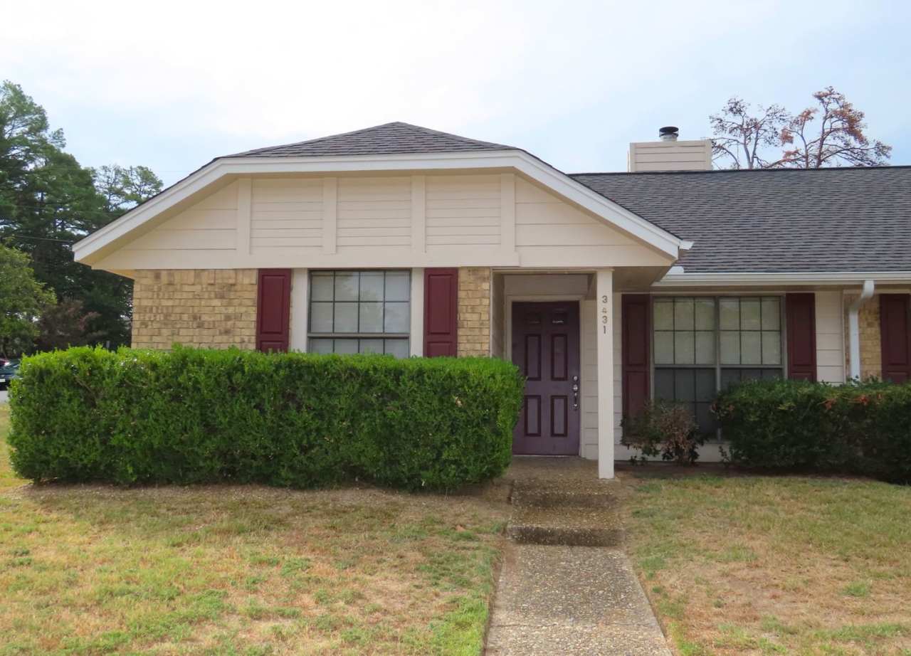 Near UT Tyler! 2 Bedroom, 2 Bath Duplex w/Garage