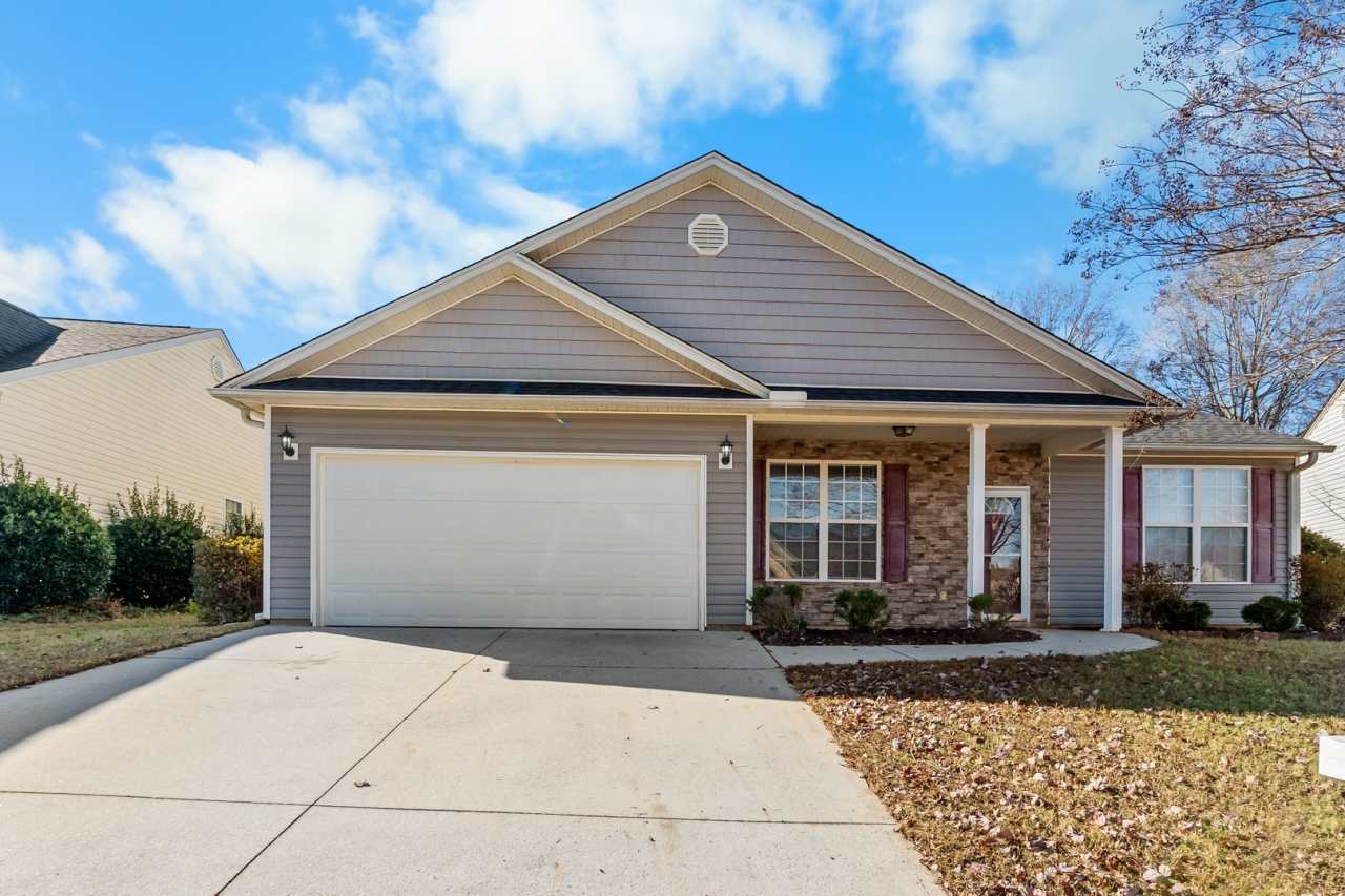 Beautiful Naturally-Lit home with Pergola