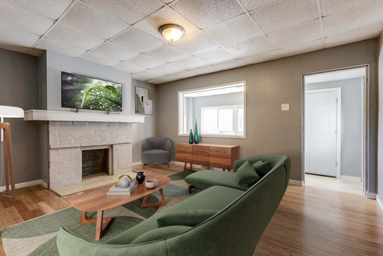 Available NOW - BEAUTIFUL UPDATED 3+ Bedroom Home w/ Modern Finishes in the Slopes!