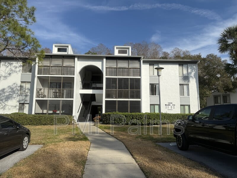 1236 Pine Ridge Cir W