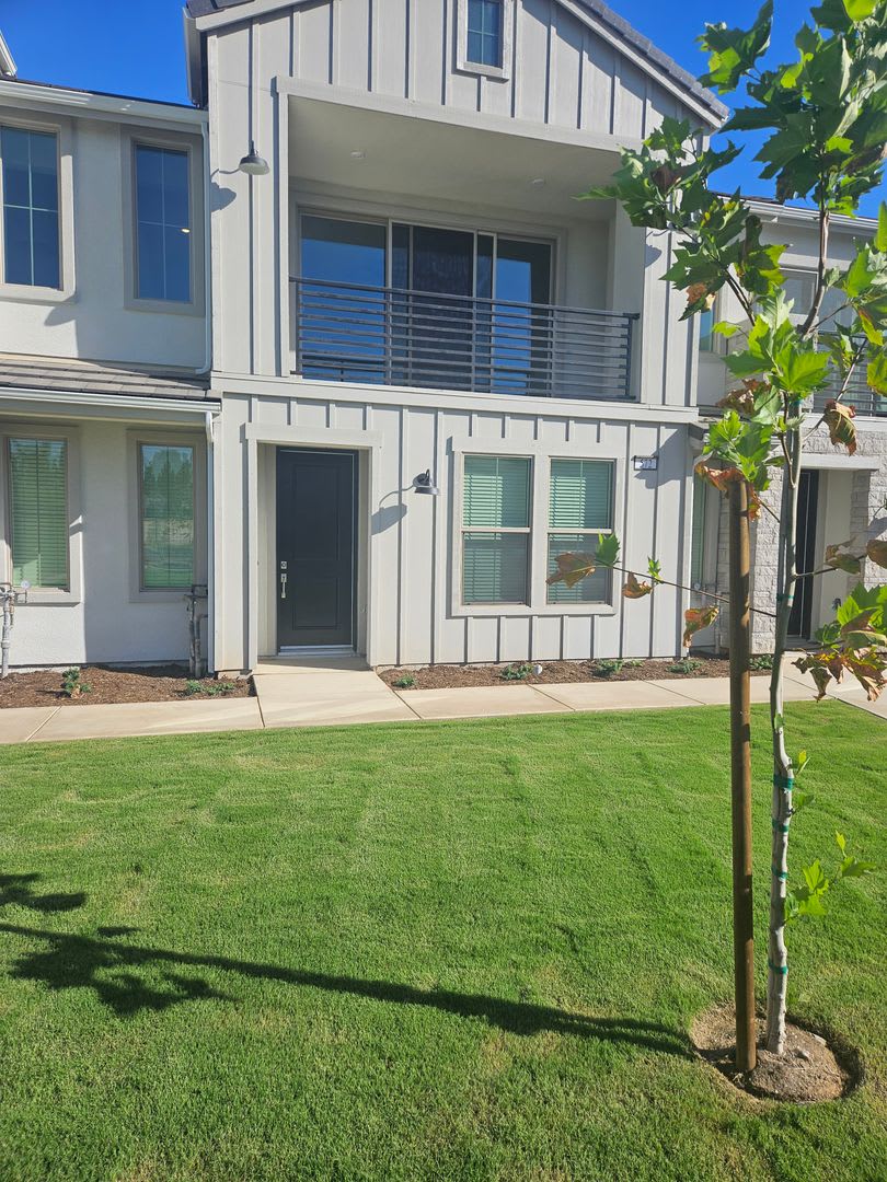 COMING SOON! Gorgeous 3/2 Town Home in Clovis with Solar!