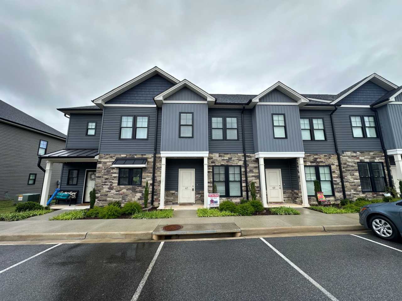 Spacious unit in English Commons! Close to Wards Rd and LU