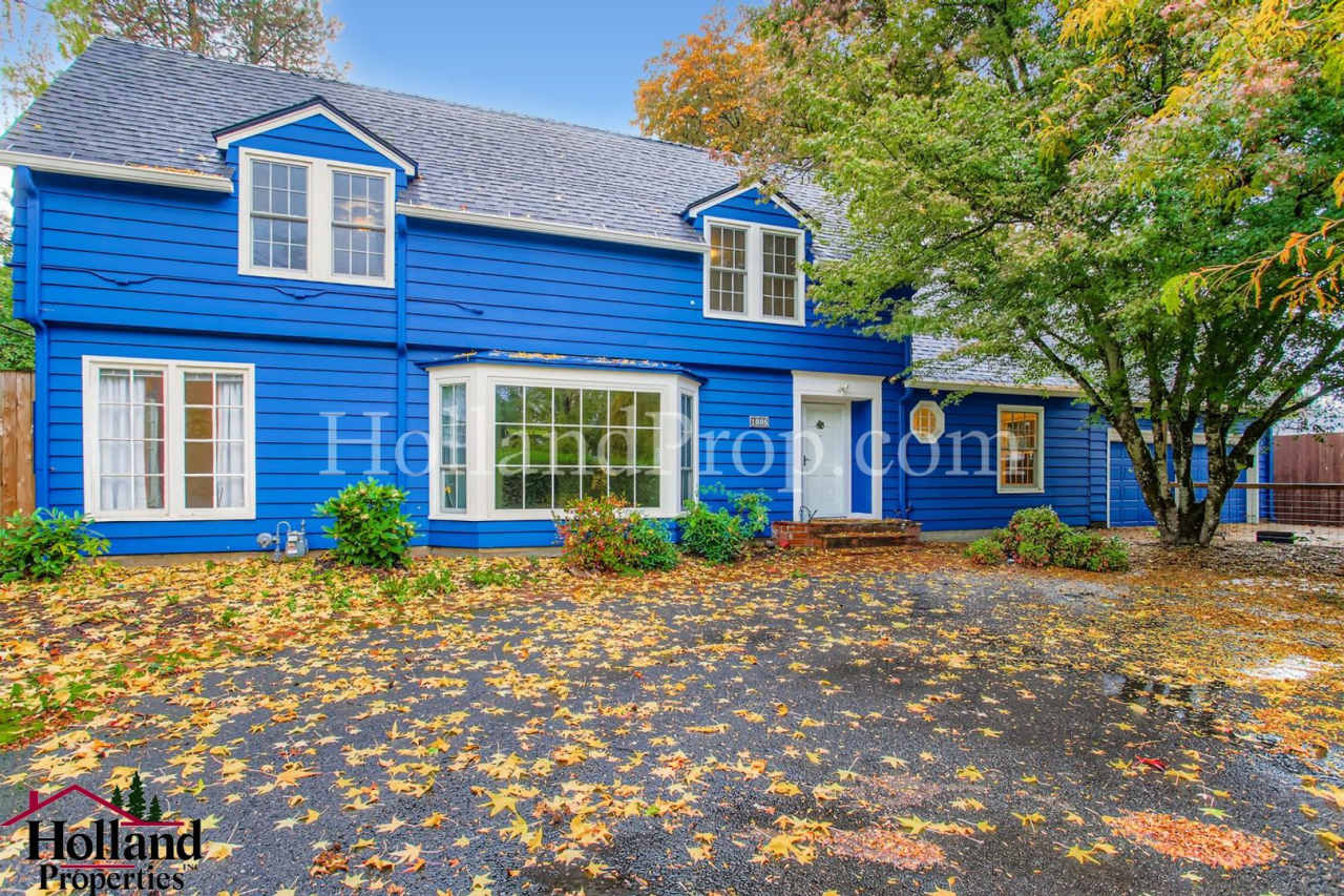 Spacious 3-Bedroom Hillsboro Home with Spacious Fenced Yard!