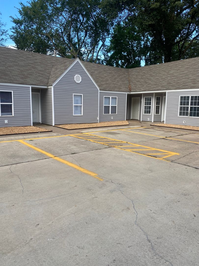 REMODELED 2 BED / 1 Bath Apartment in Truman. READY NOW!