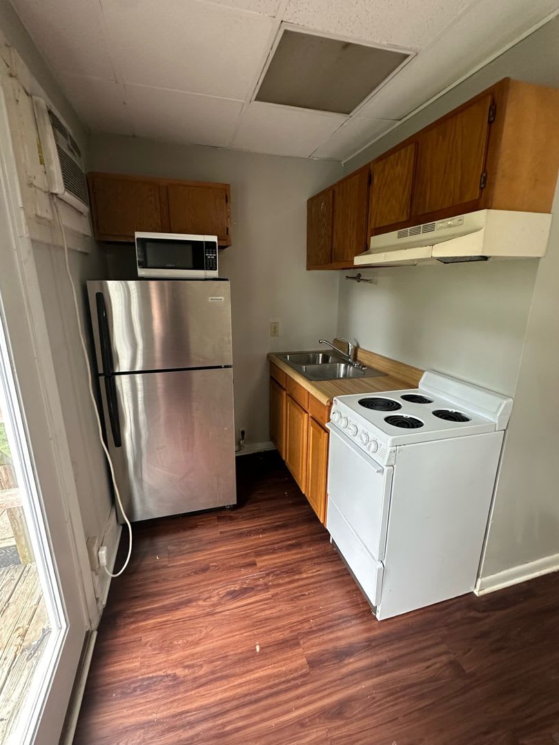 PRELEASING for AUGUST! Close to Campus