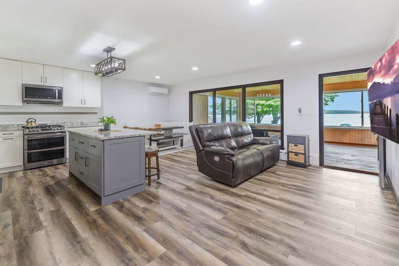 Rare green lake lake home for long term rent! Bring your fishing boat!